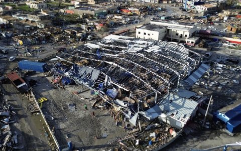 Una vista aérea tomada el 29 de octubre de 2025 muestra el mercado de Black River destruido y los edificios circundantes tras el paso el día anterior del huracán Melissa en Jamaica.
