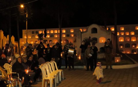 Espacios como el Cementerio Municipal de Riobamba son aprovechados para el feriado.