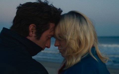 Jeremy Allen White y Odessa Young.