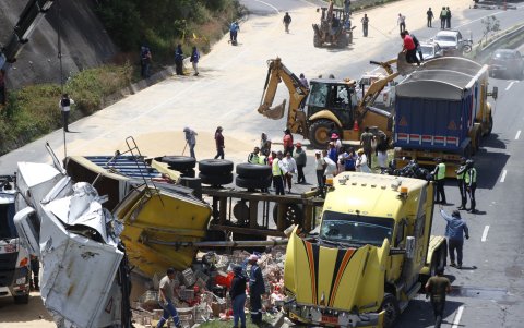 Causa. Un tráiler que transportaba alimento para aves perdió pista, impactó las barreras jersey y colisionó con varios autos y una moto.