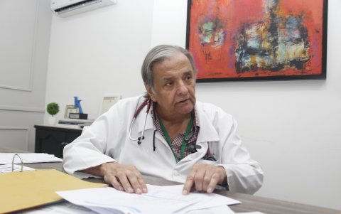 El doctor José Guevara denuncia que la salud pública adeuda millones a Interhospital, un centro médico ubicado en la ciudadela Los Ceibos, en Guayaquil.