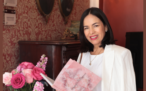 Susana Cárdenas junto a sus libros.