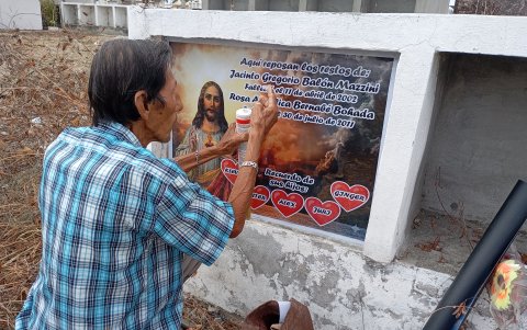 Héctor Zapata transforma las tumbas del cementerio de Playas en obras de arte llenas de color y memoria.