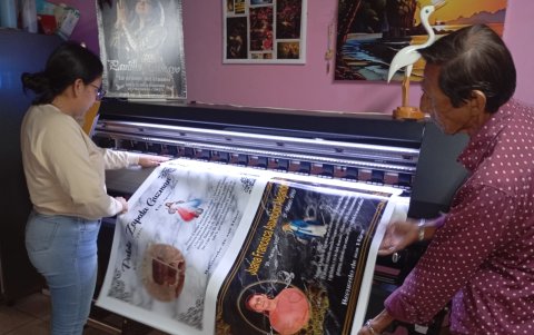 Con la ayuda de su hija Priscila, el artista combina el arte tradicional con la tecnología digital para rendir homenaje a los difuntos.