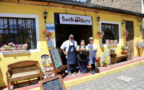 Un ambiente cálido en el valle volcánico de Lloa: el restaurante Santo Locro invita a quedarse.