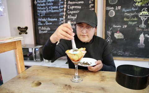 Sabores que desafían lo convencional: el helado de grillos ya es un ícono de Lloa en la healderia Kukurucho Placer Sin Culpa.