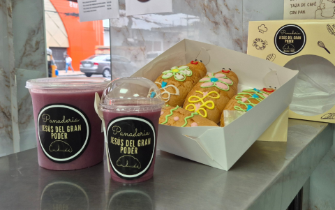 La panadería Jesús del Gran Poder ofrece las guaguas y la colada siguiendo la tradición ambateña