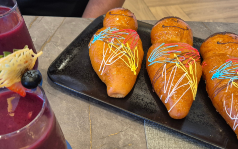 El hotel Wyndham mantiene el sabor clásico de las guaguas con una colada morada especiada.