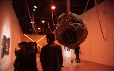 Las obras entrelazan escultura, instalación, escritura, imagen, tecnología experimental  y saberes ancestrales.