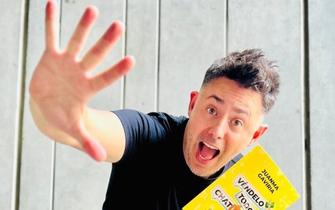 Según Gaviria, vender por WhatsApp no consiste en bombardear al cliente con mensajes o catálogos, sino en crear una conversación auténtica