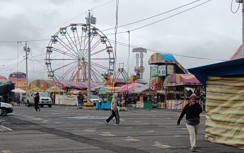 La feria tiene un espacio para 1.000 comerciantes. Según lo previsto, se espera que la inauguración oficial sea cerca de las 18:00 de este 31 de octubre.