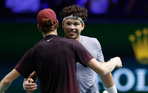 Sinner y Shelton en un amistoso abrazo que refleja la sana competitividad entre el italiano y el estadounidense.