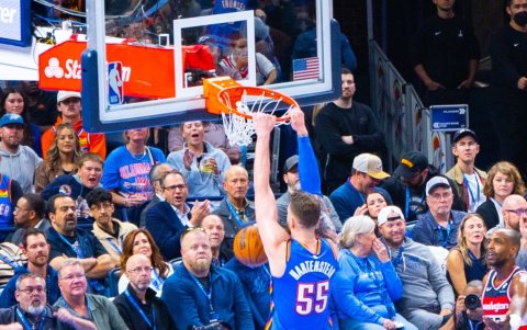 Hartenstein haciendo una 'volcada' ante los ojos sorprendidos de los fanáticos de Oklahoma City Thunder.