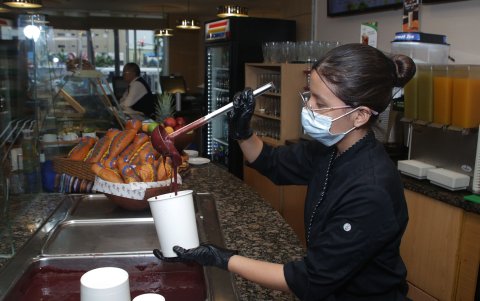 Degustación. En el Hotel Hilton Colón ofrecen la colada morada y la guagua de pan, tanto la tradicional como la que tiene relleno de crema pastelera de sabores.