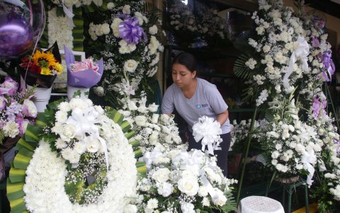 En el Mercado Municipal de Flores, los comerciantes trabajan las 24 horas del día. En el 2024, en el feriado de noviembre recibieron la visita de 1.000 personas aproximadamente.