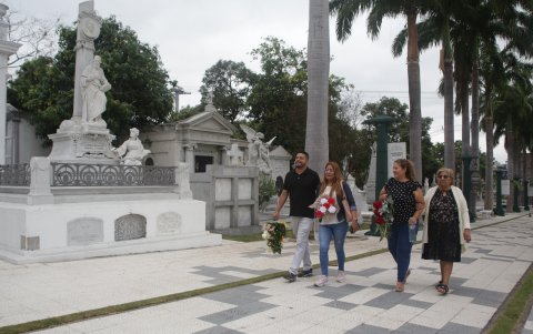Las familias suelen visitar a sus seres queridos que han fallecido, en Día de los Santos Difuntos; muchos llevan arreglos florales para colocarlos en las tumbas.