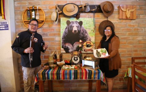 Carlos Tixe, propietario de la Cueva del Oso y su esposa cuenta que el borrego asado, emblema culinario de Lloa, es el preferido por los turistas.