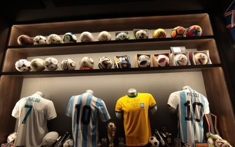 Camisetas firmadas por CR7, Maradona, Pelé y Messi se exhiben en la Bóveda.