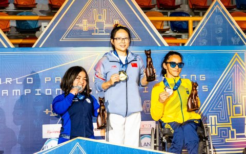 Maylin (i) con la medalla de plata mundial en la categoría absoluta.