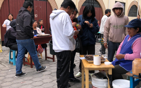 Personas comiendo los chanchitos y catzos en San Buenaventura.