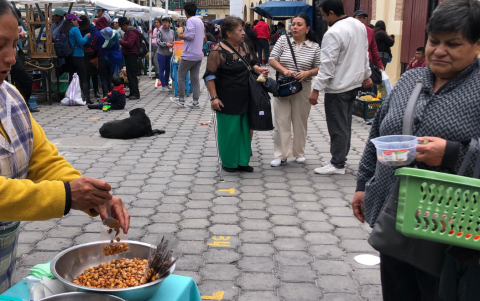La venta de chanchitos y catzos es tradición en Latacunga.