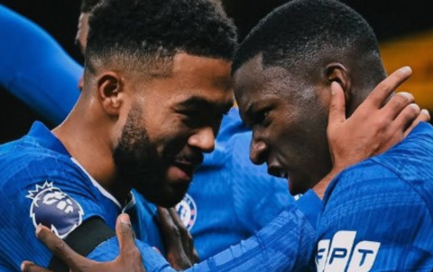 Moisés Caicedo celebra el gol del Chelsea ante Tottenham.