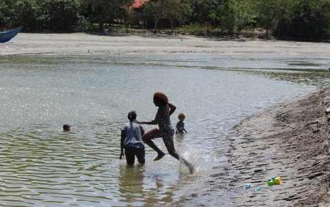 El lugar cuenta con un lago cristalino que encanta a los más pequeños.