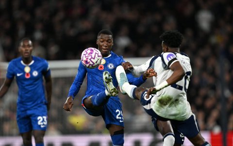 Moisés Caicedo fue el dueño del medio campo en el derbi entre Chelsea y Tottenham.