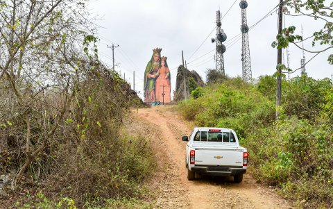 Así está el camino que lleva al mirador, donde está una imagen de Santa Ana y la Virgen María.