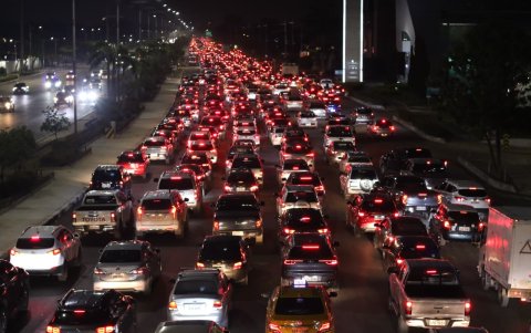 La fila de vehículos se extendía sobre varios kilómetros de la avenida Samborondón, la noche del viernes 31 de octubre.