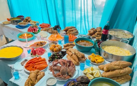 Así luce una mesa preparada con los platos favoritos de los seres queridos que fallecieron.