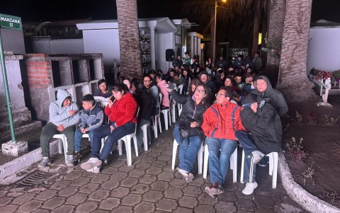 Los ciudadanos llegaron al cementerio a ver una película de terror.