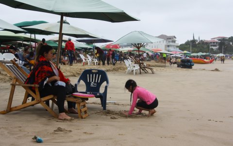 Aunque la temperatura es baja en la provincia de Santa Elena los turistas empezaron a llenar los balnearios