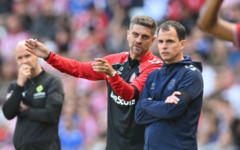 El DT francés Regis Le Bris (d) tiene a los ‘Black Cats’ como una de las revelaciones.