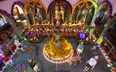 Esqueletos que representaban a estrellas del fútbol mundial disputaron un 'partido'.