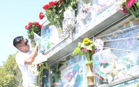 Ciudadanos mantienen vivas las tradiciones en el cementerio de Calderón.