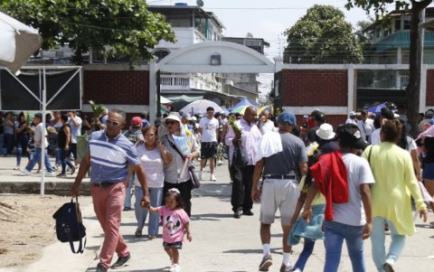 Guayaquil honra el Día de los Difuntos entre flores y visitas a los cementerios