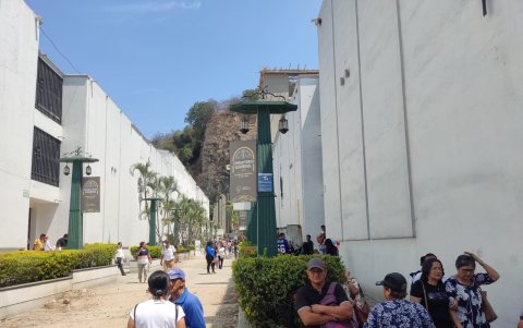 Ceremonias religiosas y homenajes se realizan en tumbas centenarias del cementerio.