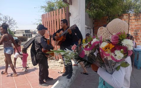 René Cantos y Peter Cortés ofrecieron serenatas en vivo, y los vecinos compartieron abrazos, flores y recuerdos, reforzando el sentido de unión y memoria colectiva.
