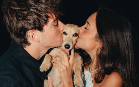 Leo, el perrito de Charles Leclerc, fue cómplice de la romántica propuesta.