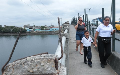 Riesgo. En el puente Patria, que conecta al suburbio con la avenida Barcelona, también se observan afectaciones. No tiene barandas, hay fierros expuestos y falta iluminación.