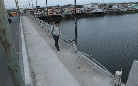 En el Puente Patria, la ausencia de los barandales genera una sensación de peligro para quienes transitan por él.