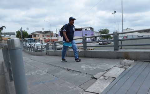 Los usuarios del Puente El Velero reclaman por mejoras, cambio de la madera, colocación de luminarias bajas y seguridad.
