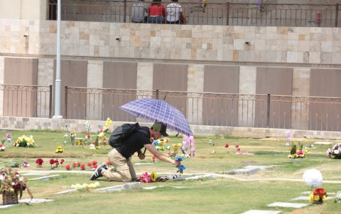 El cementerio Jardines de Esperanza, en el norte de Guayaquil, fue otro de los puntos en los que se congregaron las personas para recordar a sus difuntos.