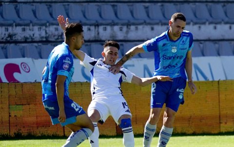 Juan Pablo Ruiz (centro) es arrinconado por la férrea marca de Mateo Viera (izq.) y Nahuel Arena.