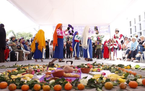 El ritual incluyó la presentación de un grupo de danza en el cementerio de Calderón.