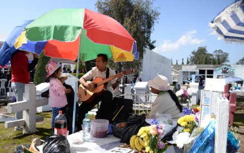 Parte de la tradición es compartir alimentos al pie de las lápidas.