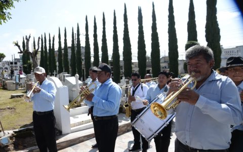 La Banda Bellavista de Calderón, con más de 40 años de historia, recorrió el cementerio de Calderón.