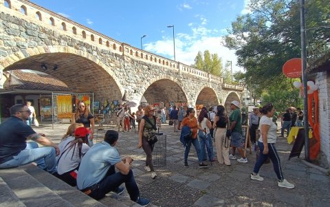 Visitantes disfrutan del Centro Histórico y los eventos culturales del feriado en Cuenca.
