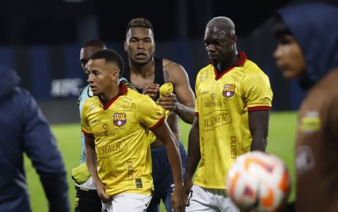 Los rostros de los futbolistas del Ídolo y su malestar tras empatar 1-1 ante Universidad Católica.